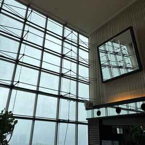 披露宴会場の写真です。天井高な会場でガラス張りでとても開放感がありました。