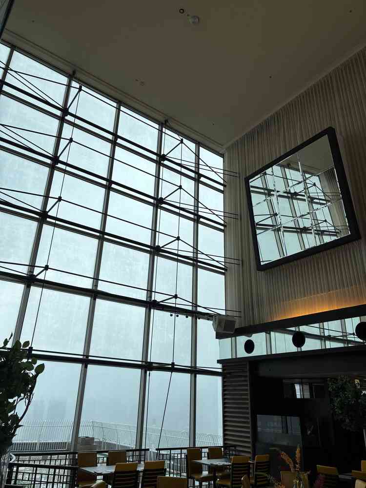 披露宴会場の写真です。天井高な会場でガラス張りでとても開放感がありました。