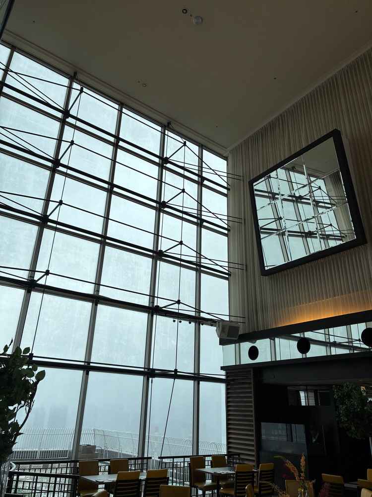 披露宴会場の写真です。天井高な会場でガラス張りでとても開放感がありました。