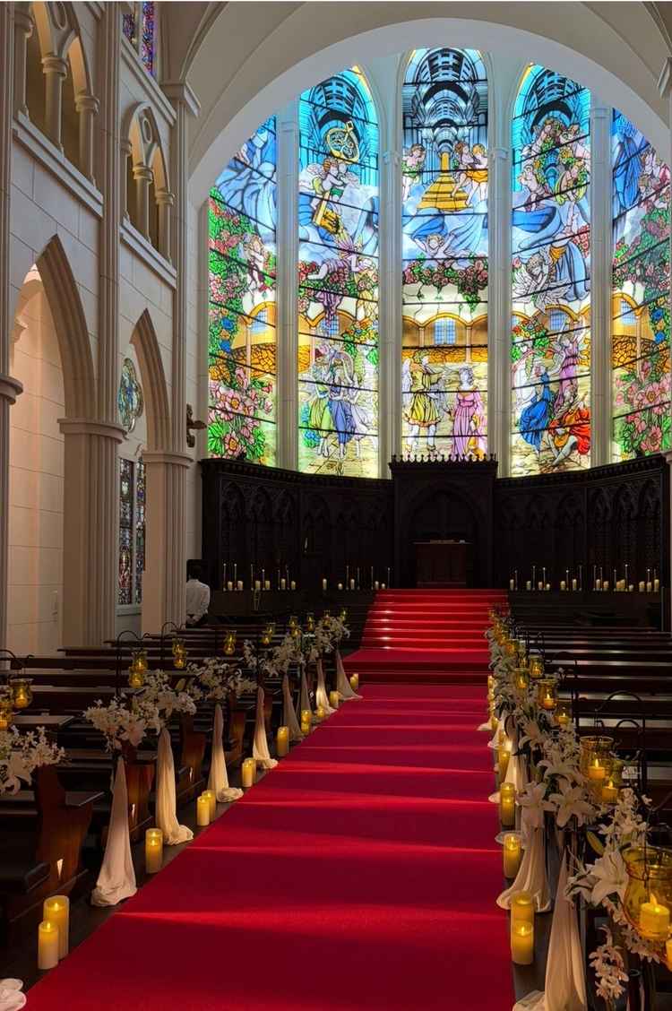 ステンドグラスのチャペル。祭壇が高く写真以上の綺麗さでした。