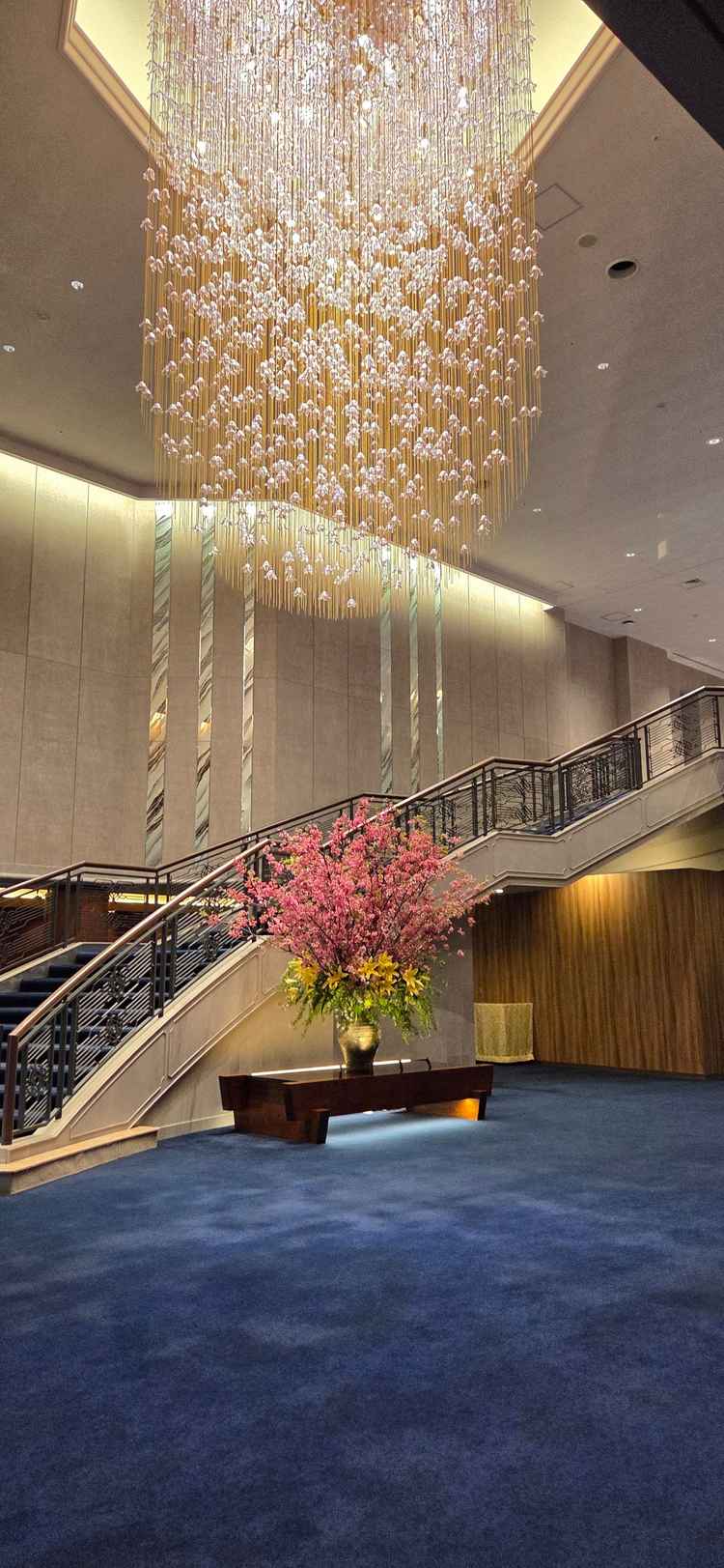 明治記念館の建物の華やかさも素晴らしかったです、そしてどこも手入れがいきとどいておりました。