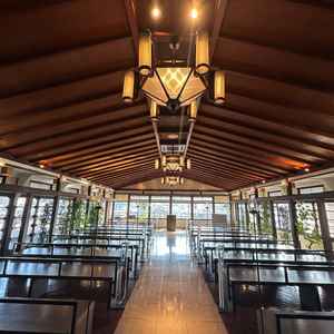 趣あるダウンライトが印象的なチャペル。