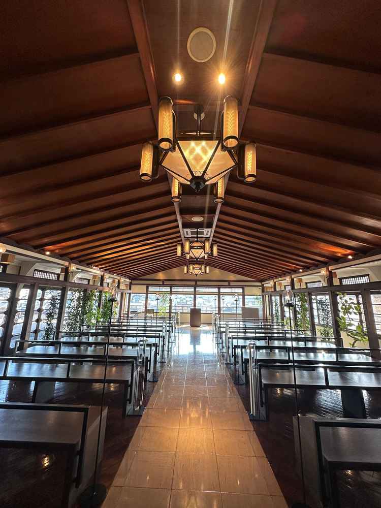 趣あるダウンライトが印象的なチャペル。