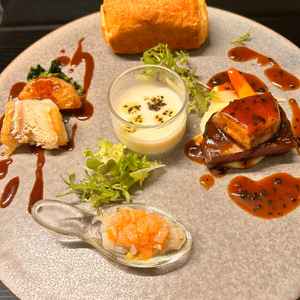 試食。グレードは1番上（18000円）らしい。パン美味い、お店出せる。魚は真鯛のフライ。これは普通。