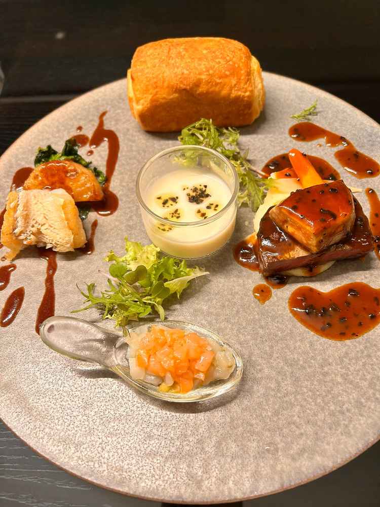 試食。グレードは1番上（18000円）らしい。パン美味い、お店出せる。魚は真鯛のフライ。これは普通。