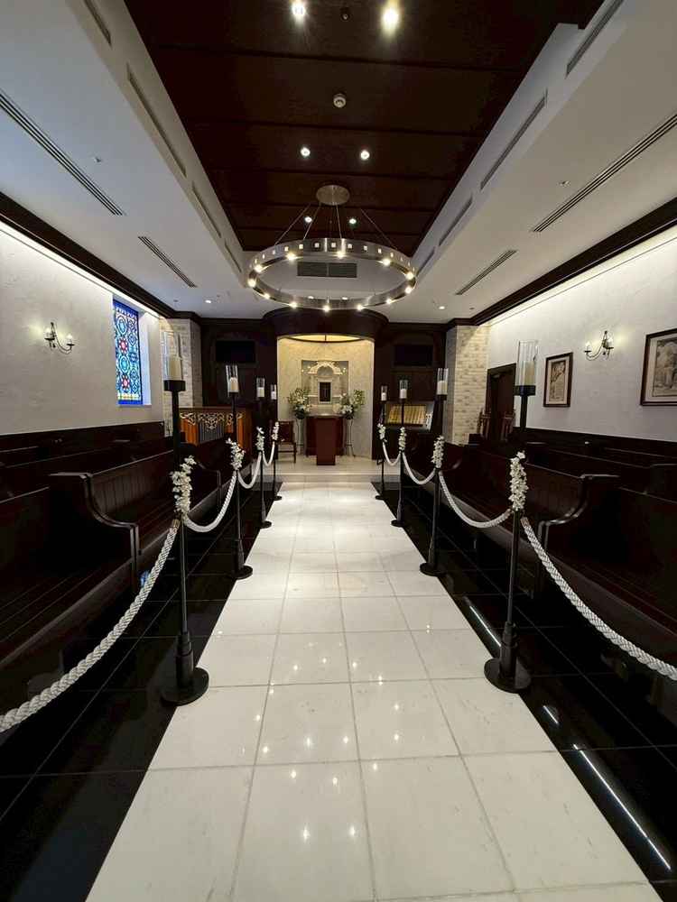 ホテル内にあるチャペル。座席がバージンロードを側を向いているのが印象的。