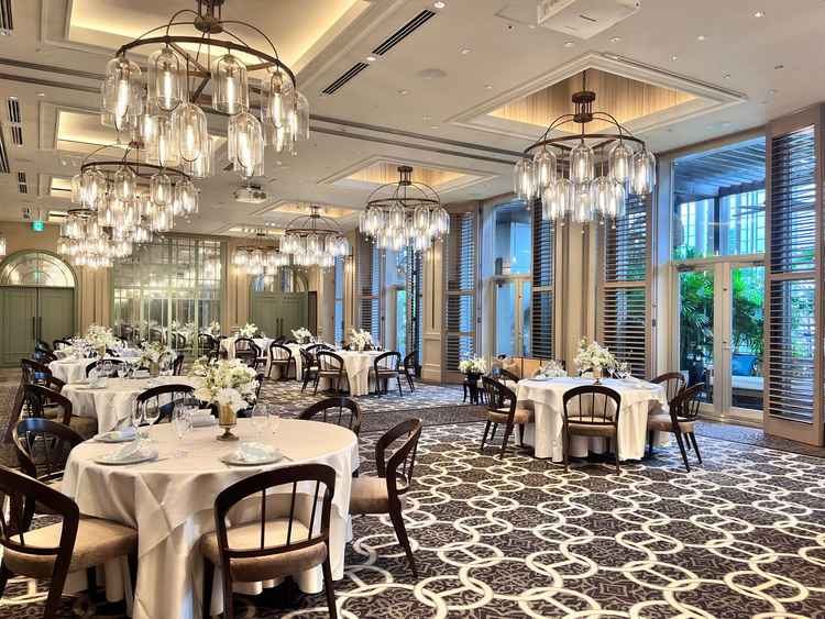 披露宴会場です。会場内は、白色だけでなくくすみグリーンを使っていたり、温かみを感じる会場でした。