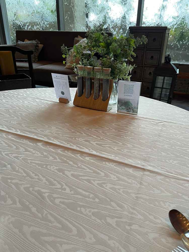 テーブルには地元のお茶の説明があって面白い