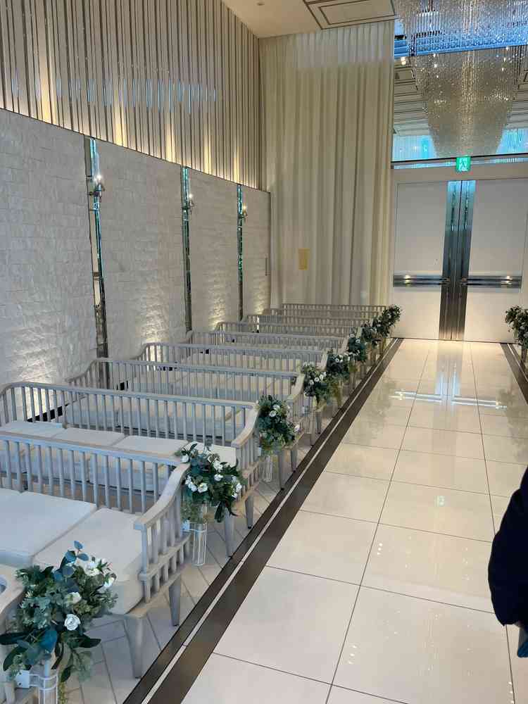 チャペルの写真です。バージンロードはとても綺麗な白色のロードでした。振り返るとこのように見えます。