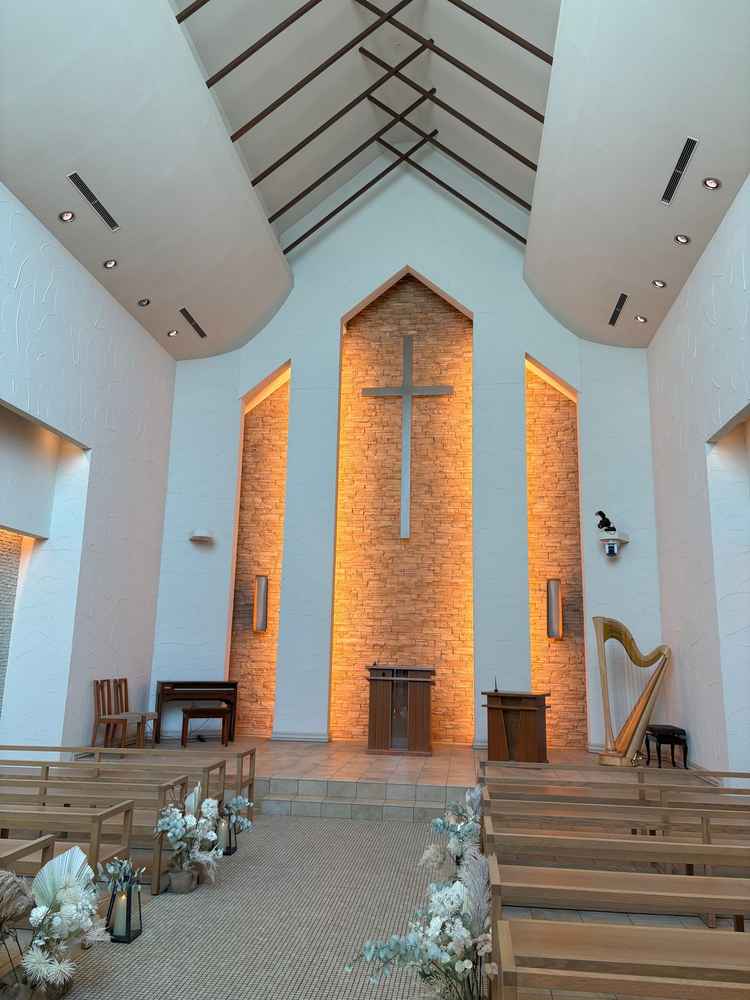 天井が高く木目があう挙式会場