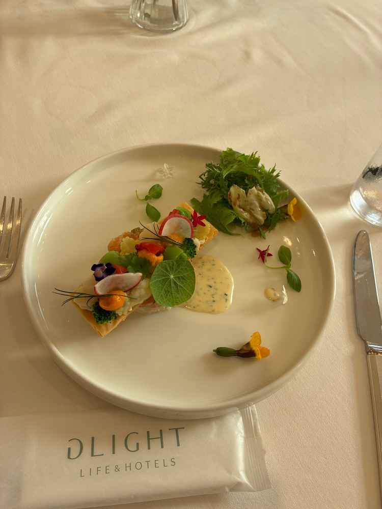 試食で提供された前菜です。写真映えのする彩の良い料理でした。
