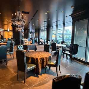 披露宴会場の一枚。椅子がシックなネイビーなので、かっこいい雰囲気が好きな方におすすめ。