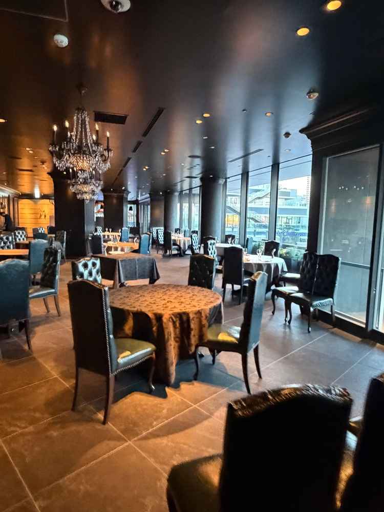 披露宴会場の一枚。椅子がシックなネイビーなので、かっこいい雰囲気が好きな方におすすめ。