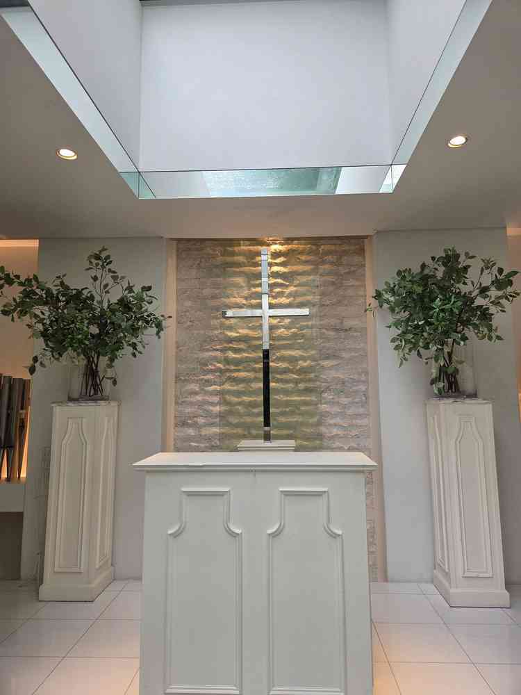 見学の日は雨でしたが天井がガラス張りなおかげで悪天候でも明るいチャペルでした。 