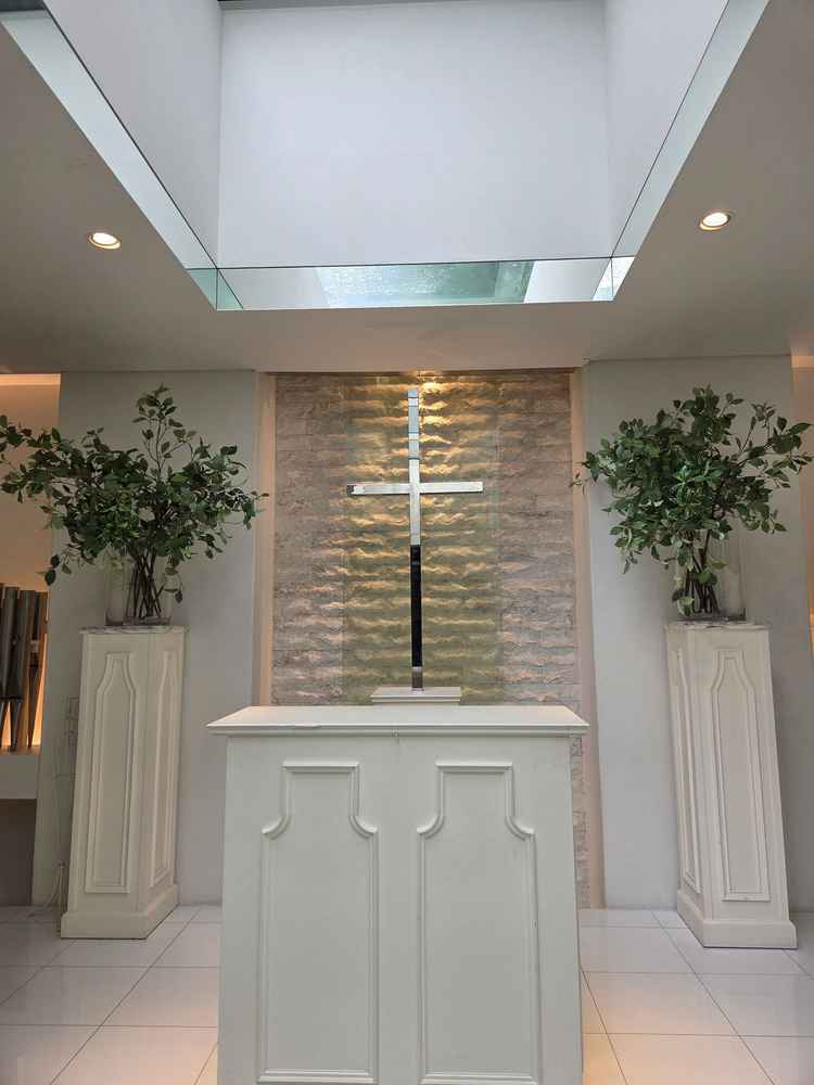 見学の日は雨でしたが天井がガラス張りなおかげで悪天候でも明るいチャペルでした。 