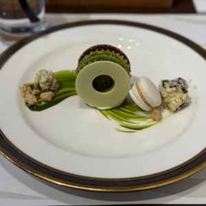 抹茶のデザートは、見た目も華やかで美味しかったです。