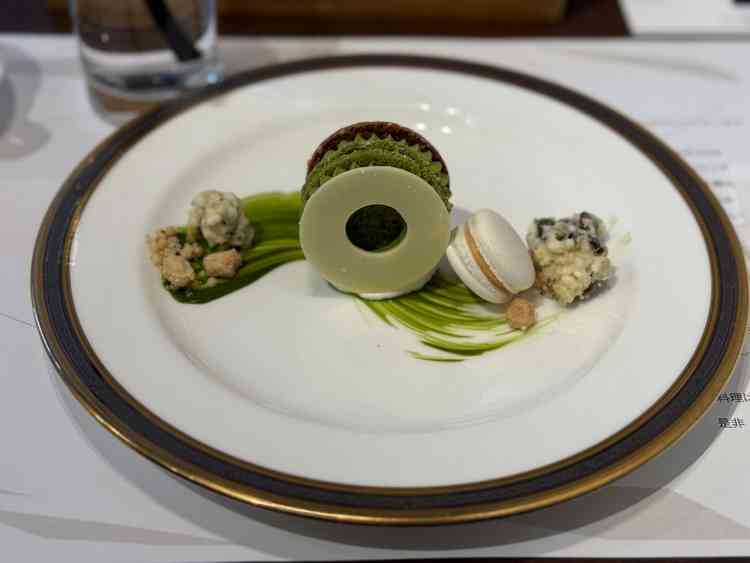 抹茶のデザートは、見た目も華やかで美味しかったです。