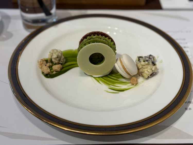 抹茶のデザートは、見た目も華やかで美味しかったです。