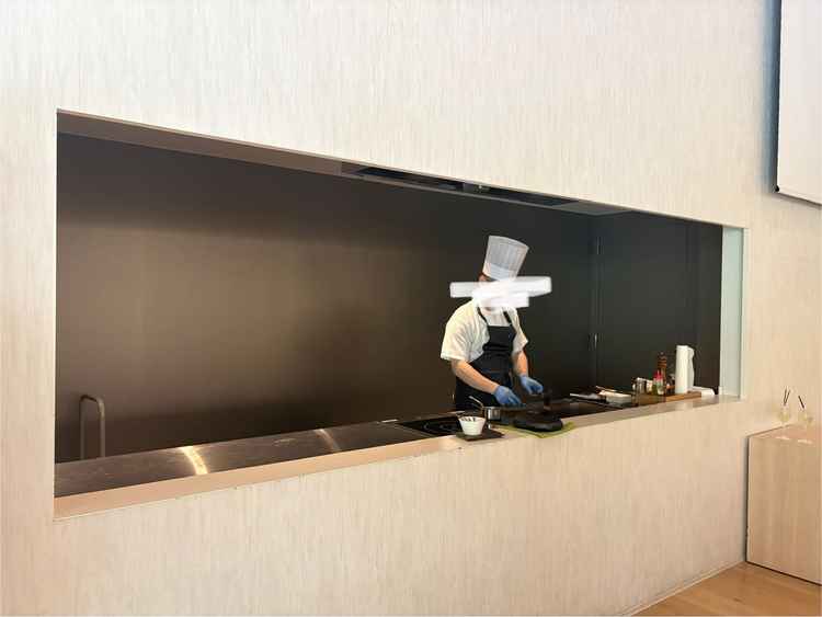 オープンキッチンで、暖かい料理が提供され、香りも広がり食欲をそそられました
