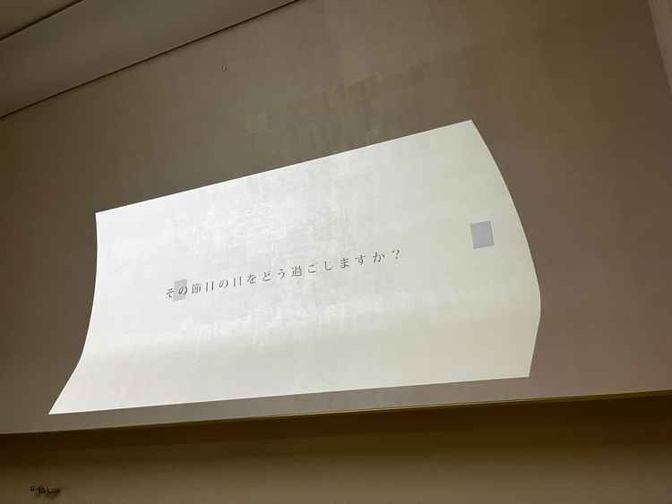 挙式前にチャペルの壁に動画を流す演出ができるため、より感動的な時間を作ることができます。