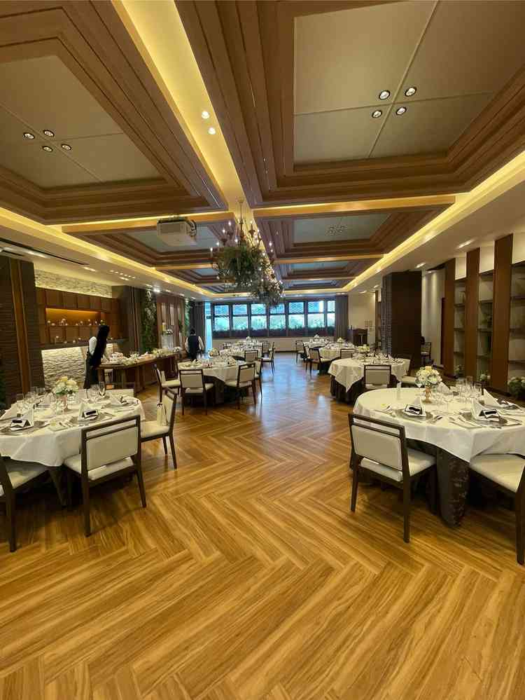 1フロア貸切のタイプの披露宴会場です。広くて明るい雰囲気でした。