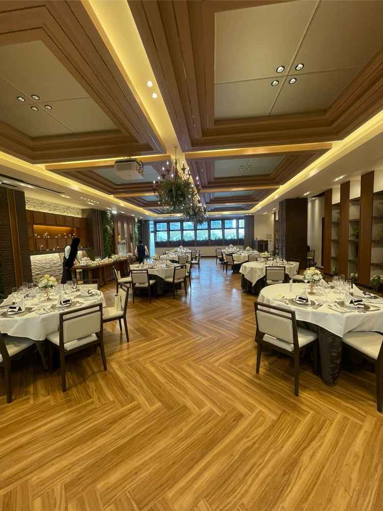 1フロア貸切のタイプの披露宴会場です。広くて明るい雰囲気でした。