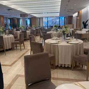 3階の広い会場でゆったりとできる空間だった。照明などにラグジュアリー感が欲しいと感じた。