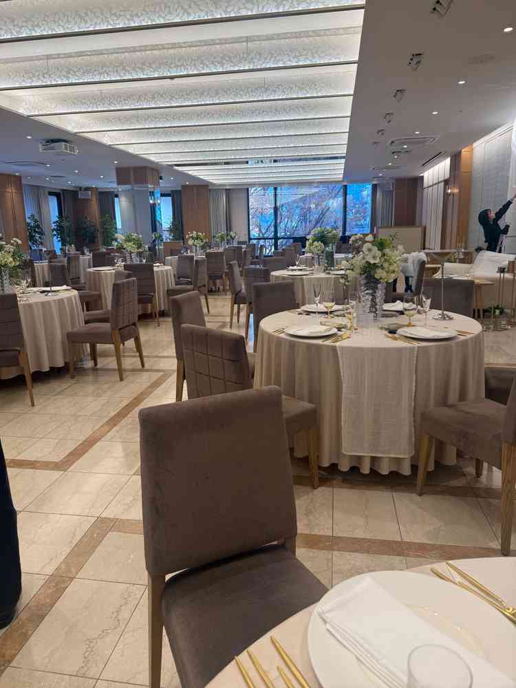 3階の広い会場でゆったりとできる空間だった。照明などにラグジュアリー感が欲しいと感じた。