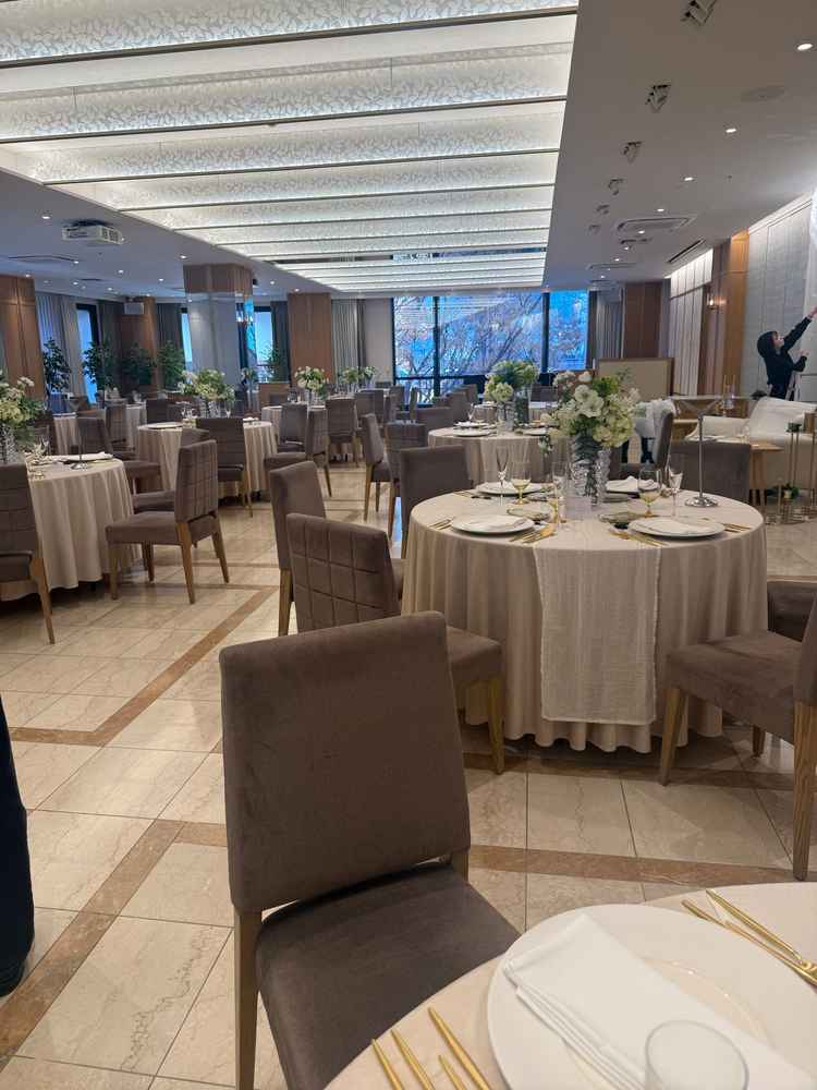 3階の広い会場でゆったりとできる空間だった。照明などにラグジュアリー感が欲しいと感じた。