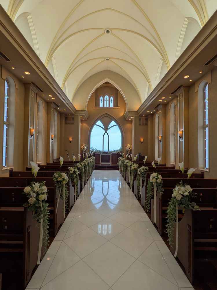 チャペルの内観。色合い、雰囲気がとても好みでした。