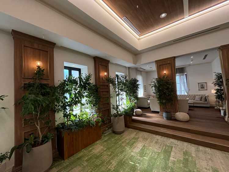 親族控室、フォトスポットなど多様な使い方ができる空間。雨の日には屋内ガーデンとしての使い方も可能。