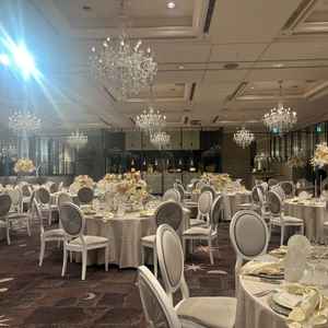 階段、オープンキッチン、グランドピアノもある広々とした会場。