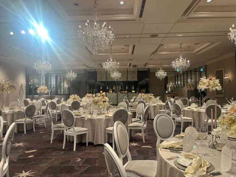 階段、オープンキッチン、グランドピアノもある広々とした会場。