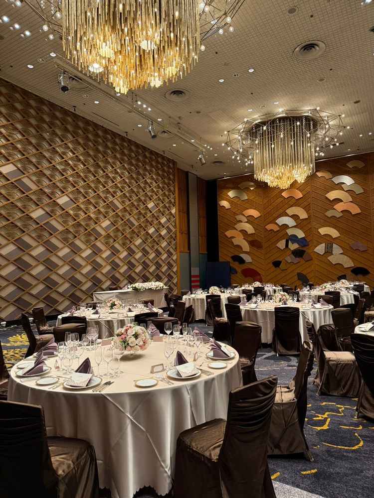 天井高8メートルもある披露宴会場