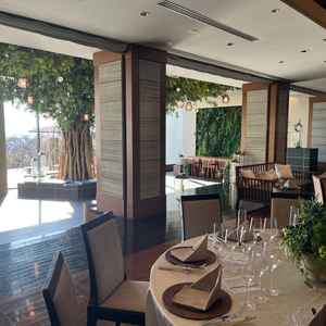 披露宴会場。木の幹は本物の木を使っているそうです。