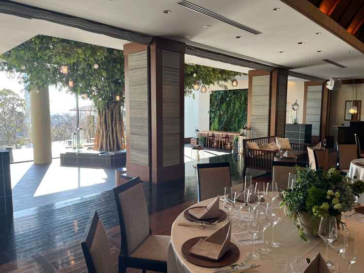 披露宴会場。木の幹は本物の木を使っているそうです。