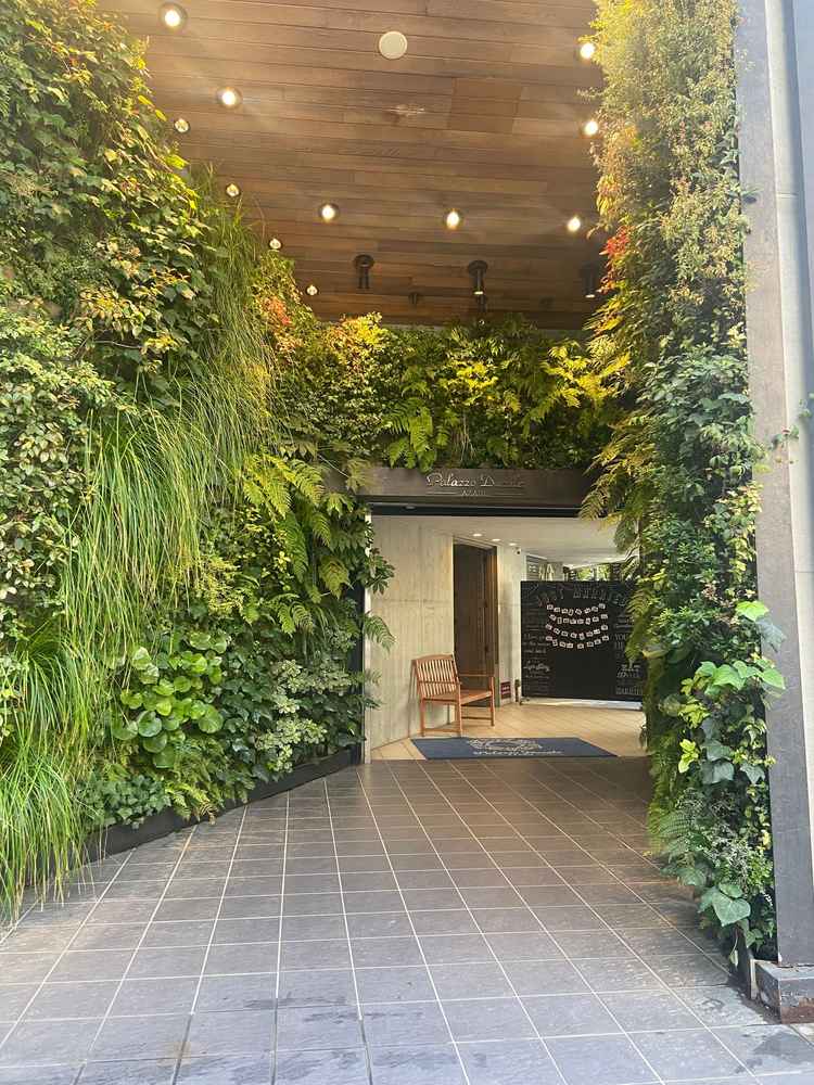 式場入り口。不思議の国のアリスみたいな感覚になり素敵です！