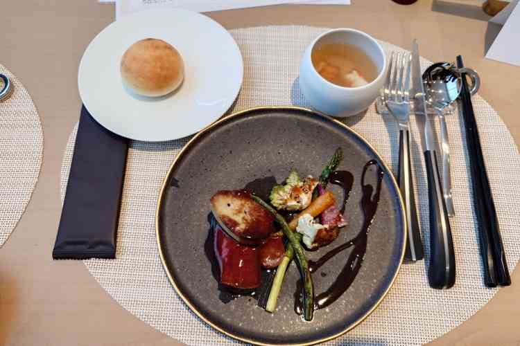 試食会の料理。ロッシーニ、カニのスープ、パン。どれも絶品で二人して感動しました笑