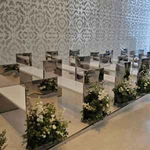 椅子がシルバーで鏡のように反射します。もし、気になる場合は布を被せる等してアレンジ可能だそうです。