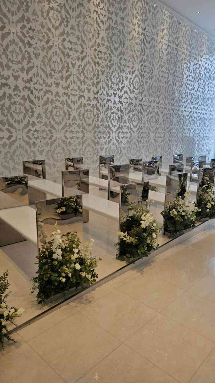 椅子がシルバーで鏡のように反射します。もし、気になる場合は布を被せる等してアレンジ可能だそうです。