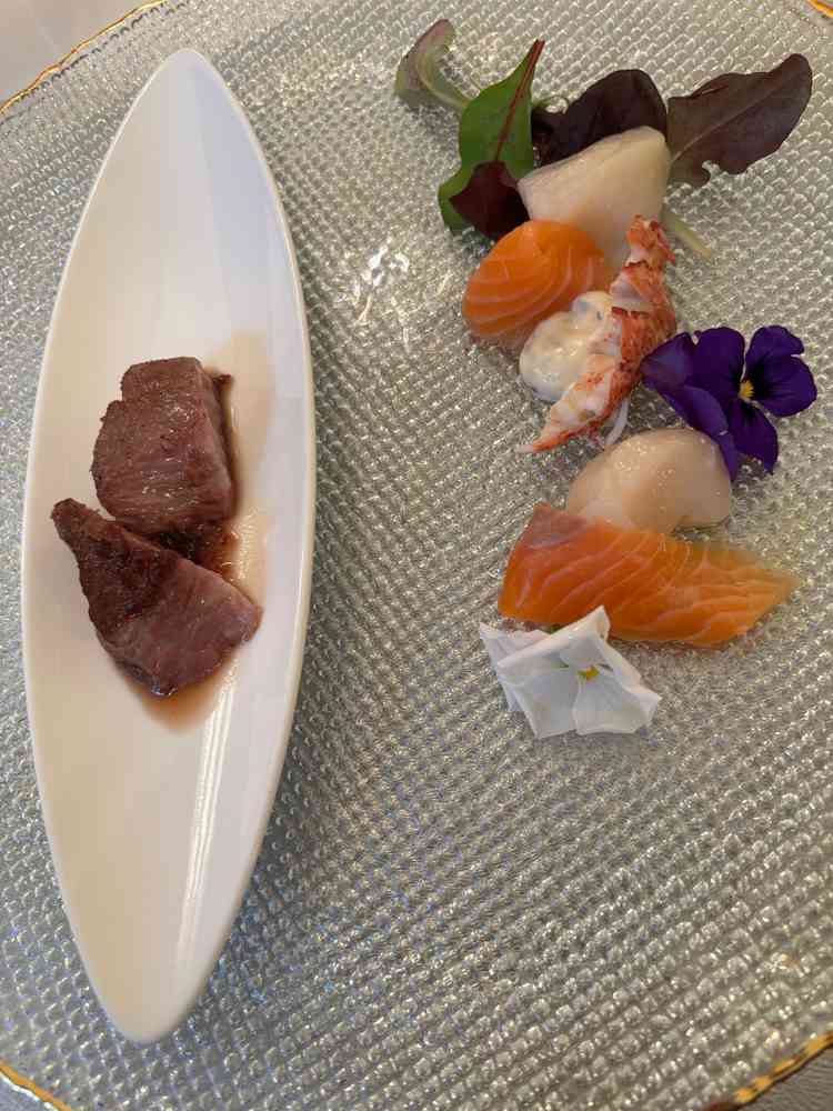 牛肉と海鮮料理の写真。色彩のバランスが素敵でした。