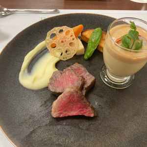 国産牛が美味しかったです。右はフレンチ風茶碗蒸しとお聞きしました。個性的な味で美味しかったです。