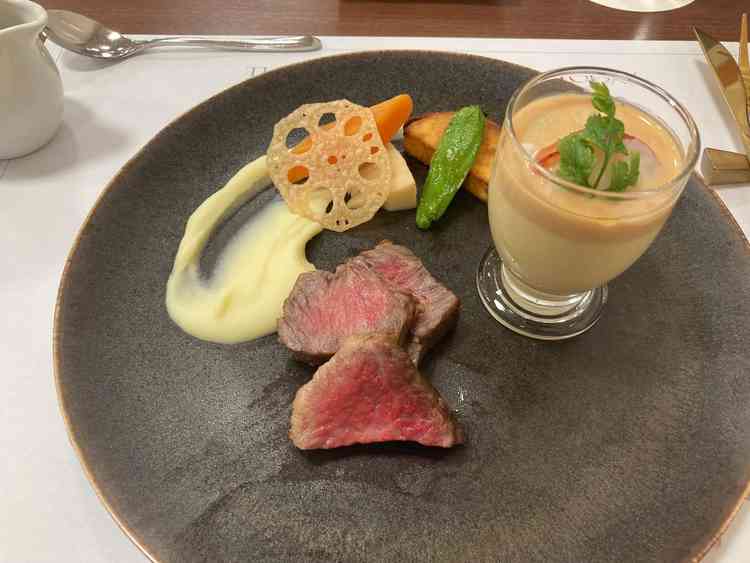 国産牛が美味しかったです。右はフレンチ風茶碗蒸しとお聞きしました。個性的な味で美味しかったです。