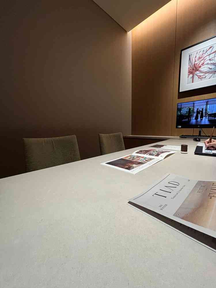 最初にサロンに通され、すぐに飲み物を出してくれました。サロンは扉でしっかり閉められた個室です。