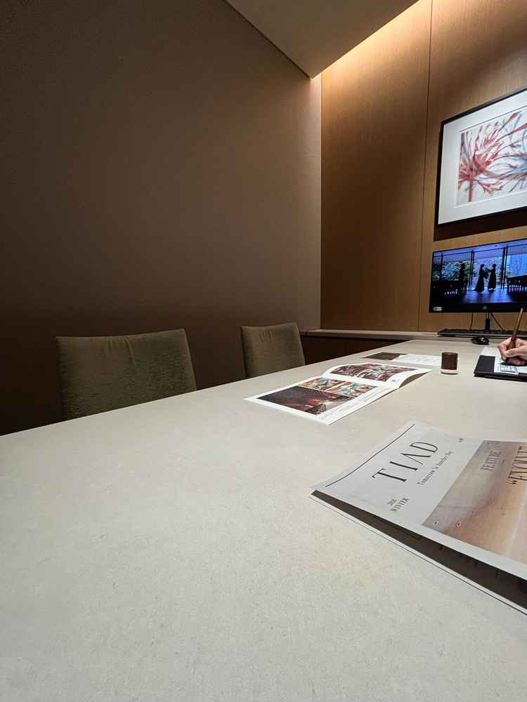 最初にサロンに通され、すぐに飲み物を出してくれました。サロンは扉でしっかり閉められた個室です。