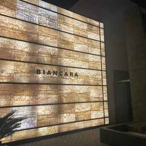 夜の外観もライトアップされていて綺麗でした。