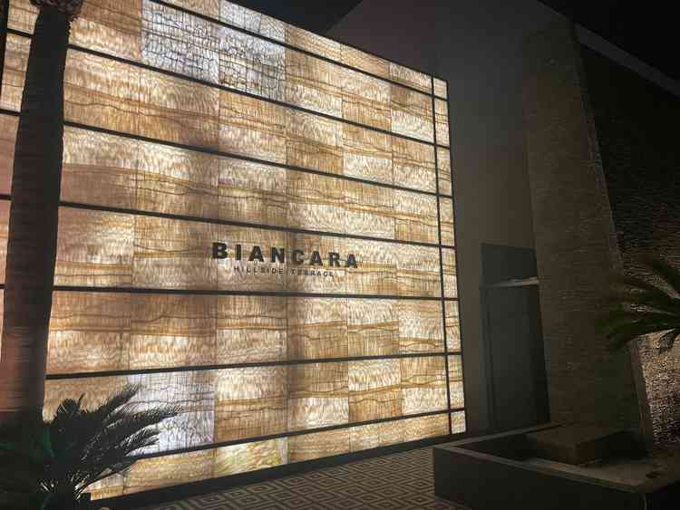 夜の外観もライトアップされていて綺麗でした。