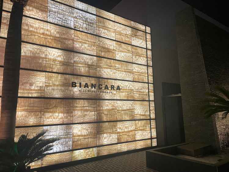 夜の外観もライトアップされていて綺麗でした。