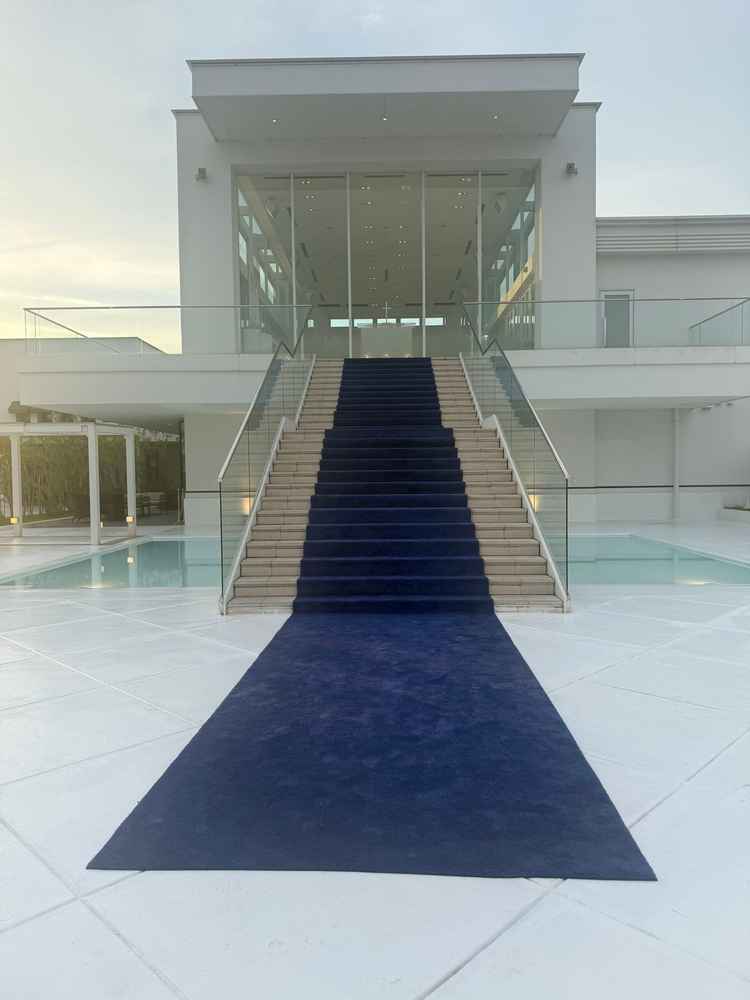 チャペルからの大階段が期待通りで海外を感じられるような作りでした。白に青の絨毯が映えて綺麗でした。