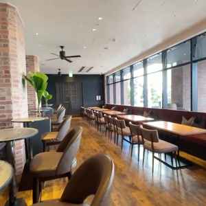 ゲスト待合室の写真です。席数も十分あり、ウェルカムドリンクなども充実していました。